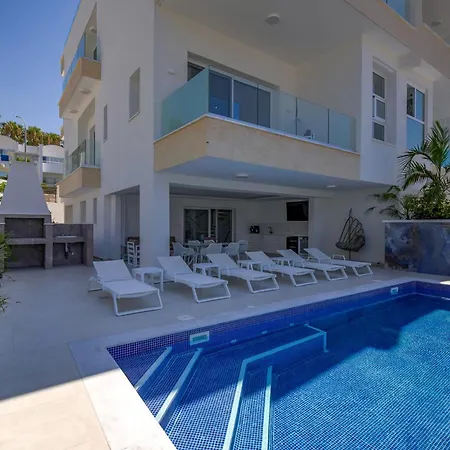 Olymp White Palace - The Ultra Luxury Beachfront House Feriehus