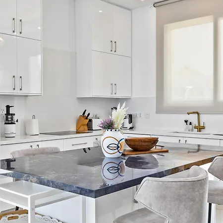 Semesterbostad Olymp White Palace - The Ultra Luxury Beachfront House Kissonerga